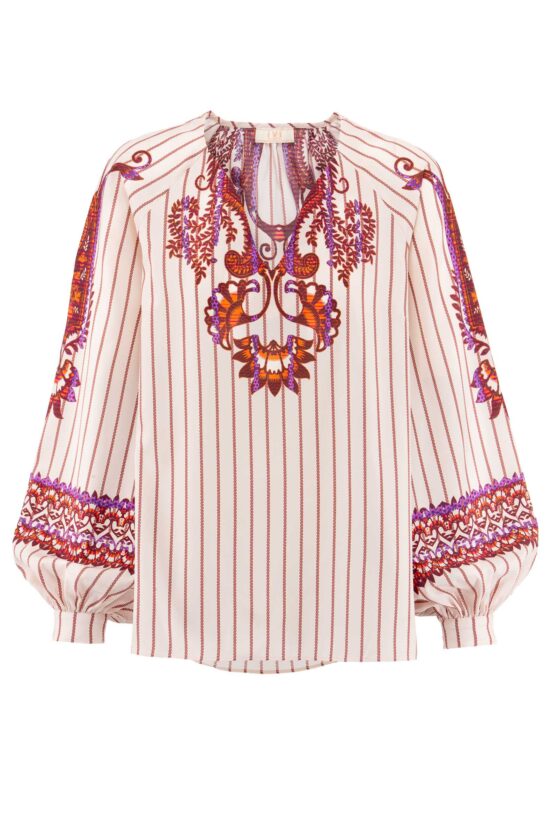 Produktbild: BAMBOO PAISLEY Seidenbluse mit rotem Paisleyprint auf gestreiften beigenen Hintergrund.