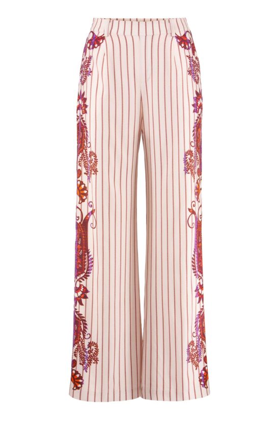 Produktbild: BAMBOO PAISLEY Seidenhose mit rotem Paisleyprint auf gestreiften beigenen Hintergrund.