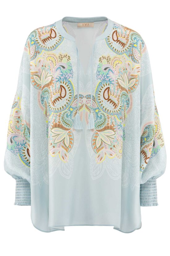 Produktbild: EMBELLISHED LACE Tunika mit floralem Print auf hellblauen Hintergrund.