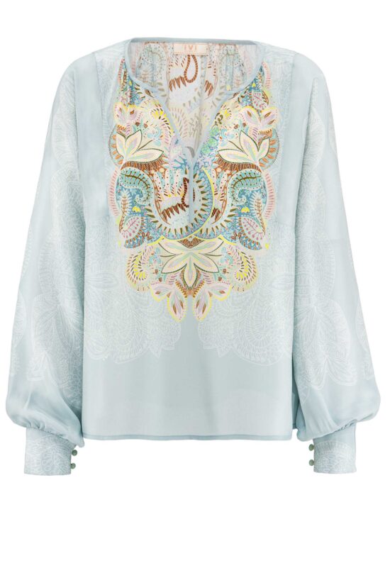 Produktbild: EMBELLISHED LACE Seidenbluse mit floralem Print auf hellblauen Hintergrund.