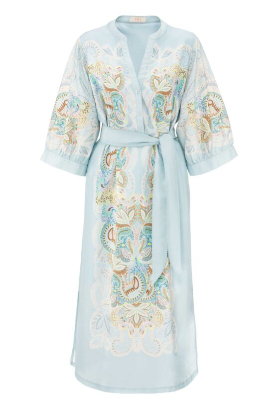 Produktbild: EMBELLISHED LACE Kaftankleid mit floralem Print auf hellblauen Hintergrund.