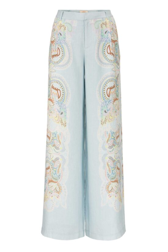 Produktbild: EMBELLISHED LACE Leinenhose mit floralem Print auf hellblauen Hintergrund.