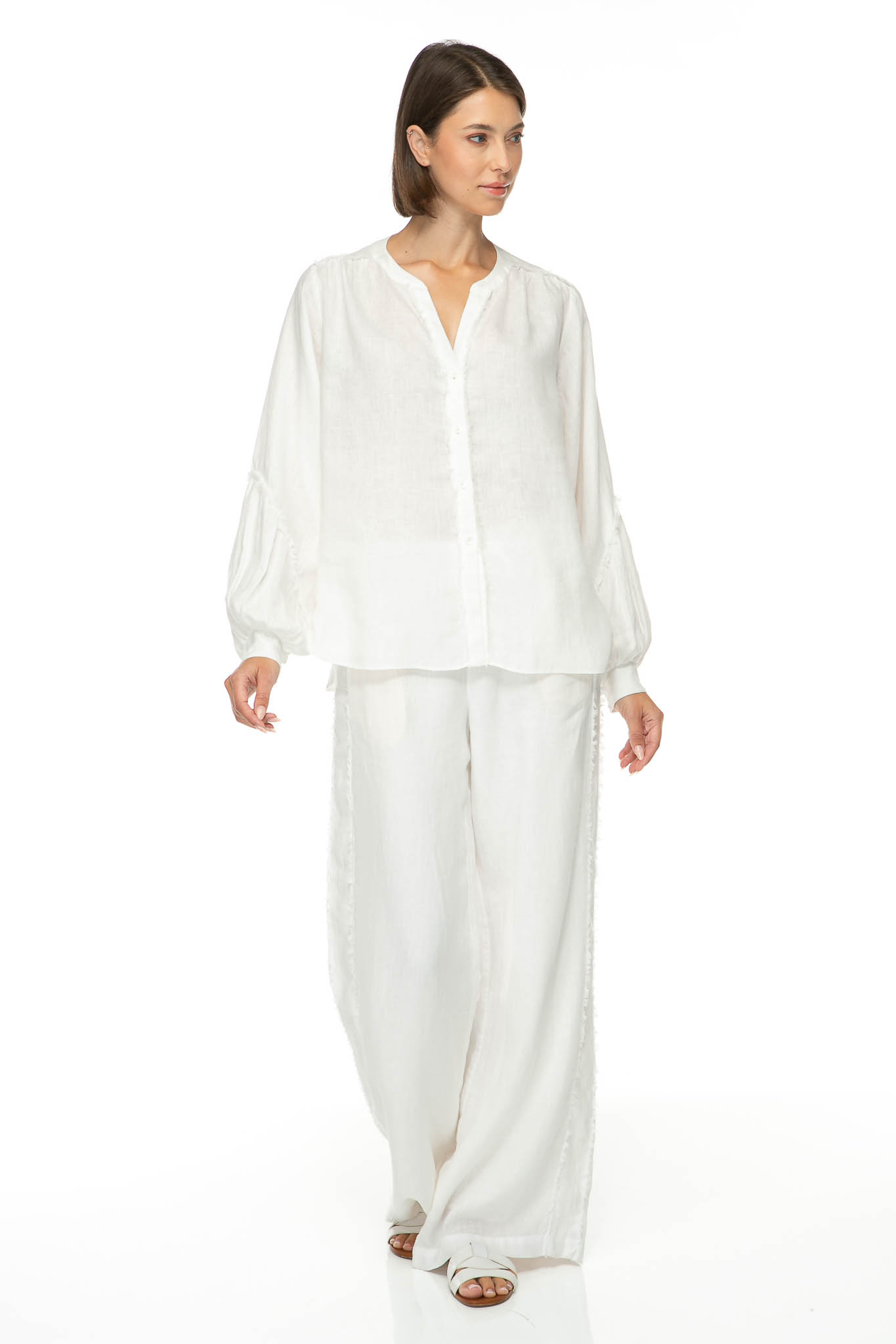 M08_0502-2 Produktbild: SOLID LINEN Bluse mit Fransendetails in weiß. Bild von vorne.