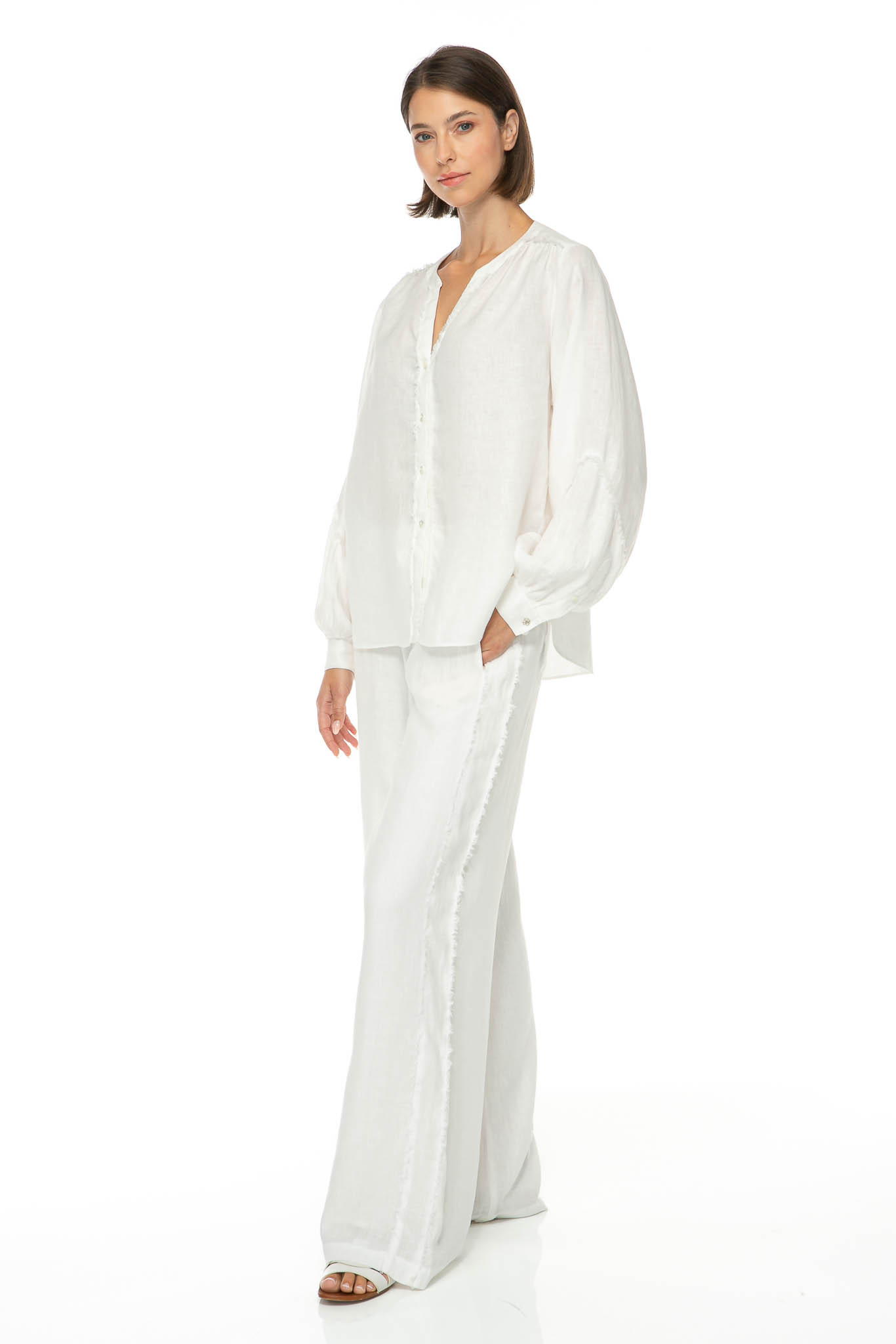 M08_0519-2 Produktbild: SOLID LINEN Bluse mit Fransendetails in weiß. Bild von der Seite.
