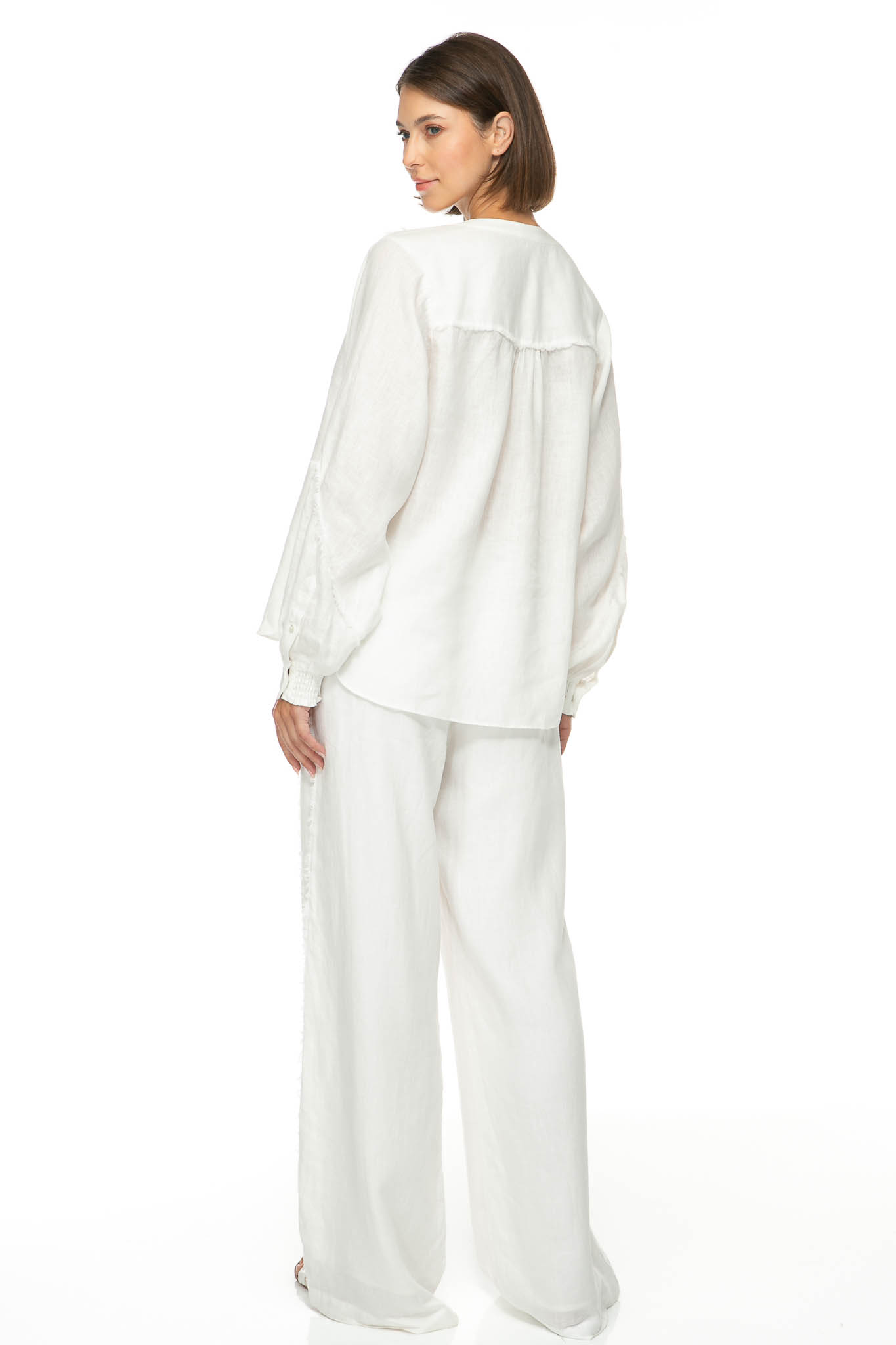 M08_0547-2 Produktbild: SOLID LINEN Bluse mit Fransendetails in weiß. Bild von hinten.