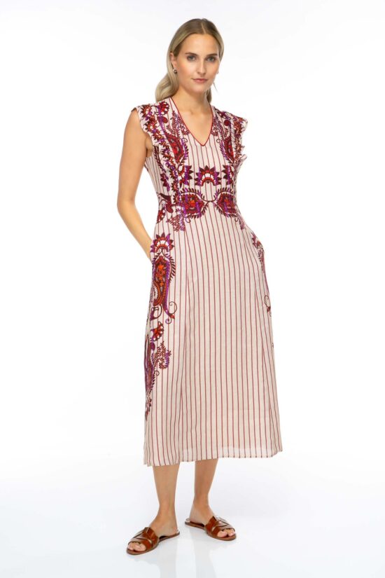 Produktbild: BAMBOO PAISLEY Midi Kleid mit platziertem roten Paisley Print auf gestreiftem beigenen Hintergrund. Bild von vorne.