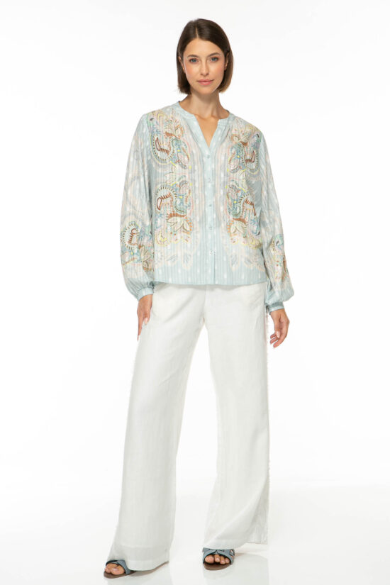 Produktbild der EMBELLISHED LACE Baumwollbluse mit floralem Print auf hellblauem Hintergrund. Bild von vorne.