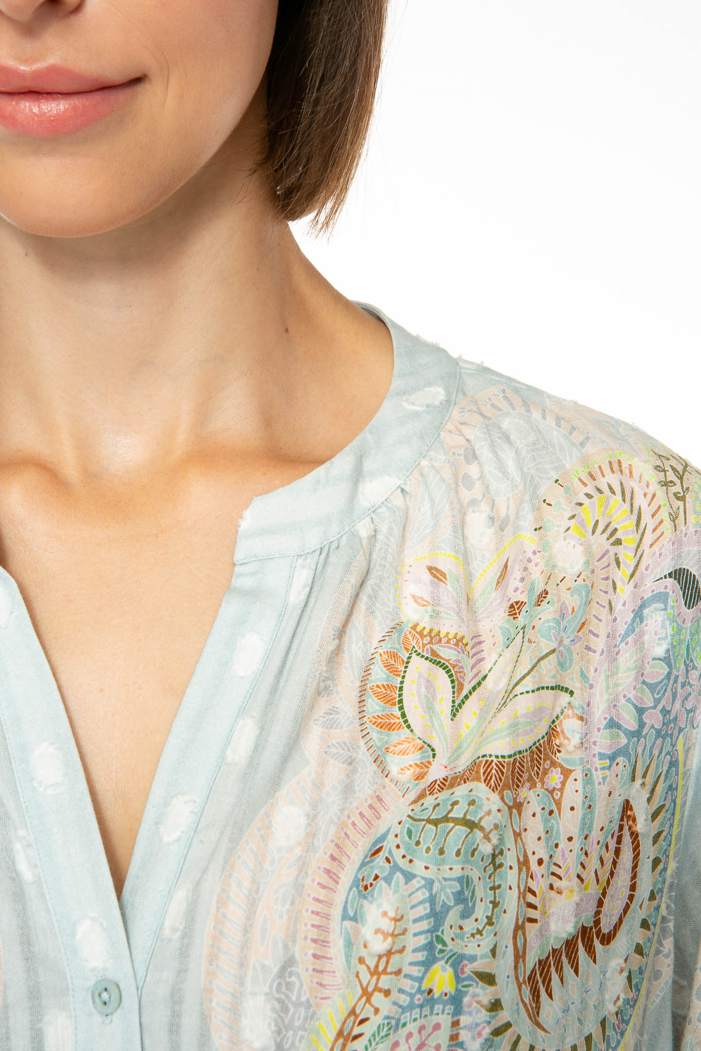 M16_1281-2 Detailbild des Kragens der EMBELLISHED LACE Baumwollbluse.
