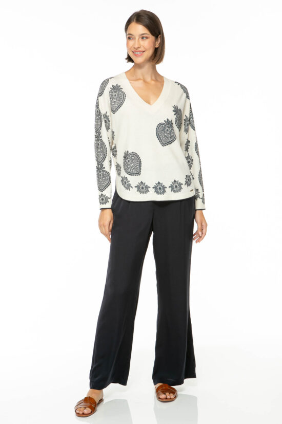 Produktbild: STRAWBERRY BLUE Pullover in blau mit Erdbeerprint. Bild von vorne.