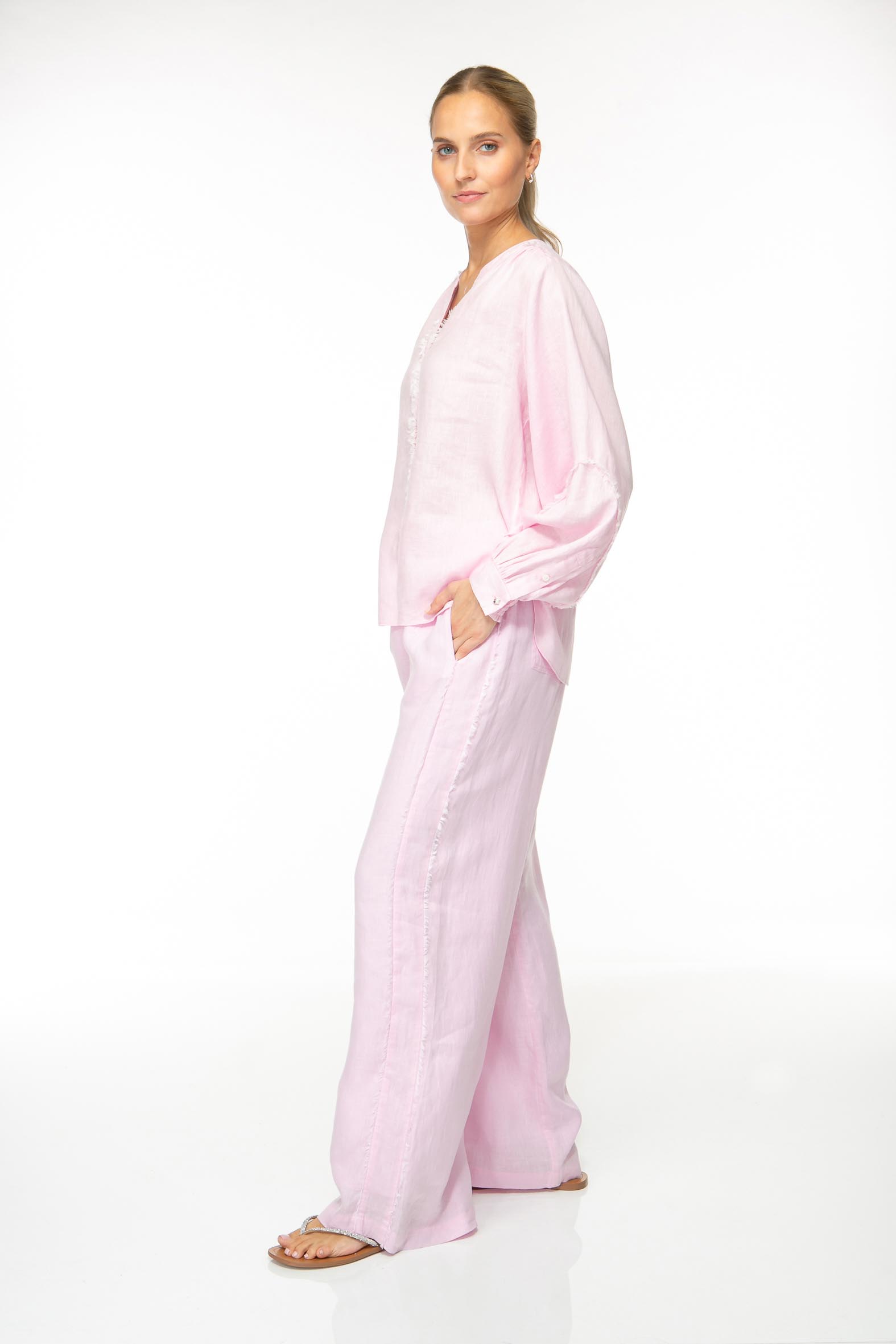 M34_2813 Produktbild: SOLID LINEN Bluse mit Fransen in rosa. Bild von der Seite.