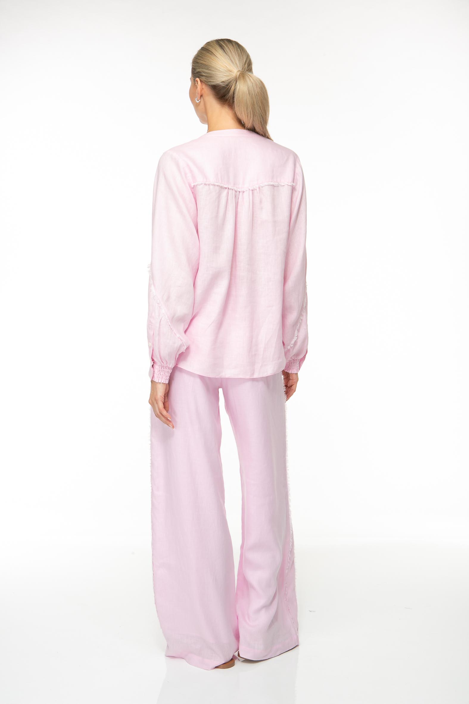 M34_2830 Produktbild: SOLID LINEN Bluse mit Fransen in rosa. Bild von hinten.