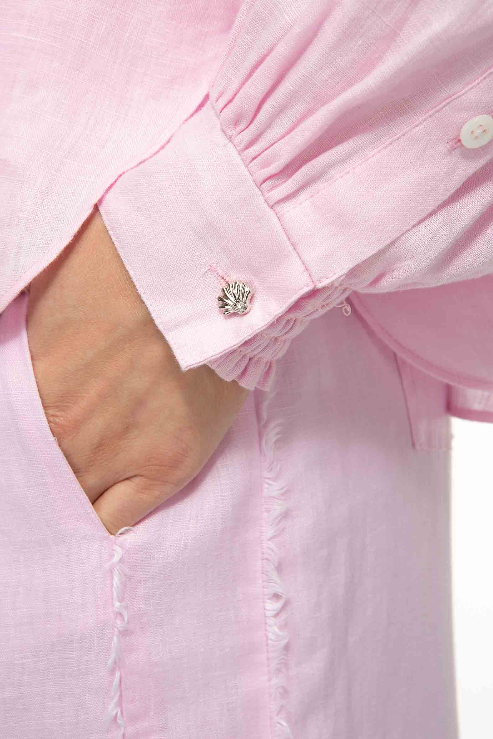 M34_2832 Detailbild des Ärmels der SOLID LINEN Bluse mit Fransen in rosa.