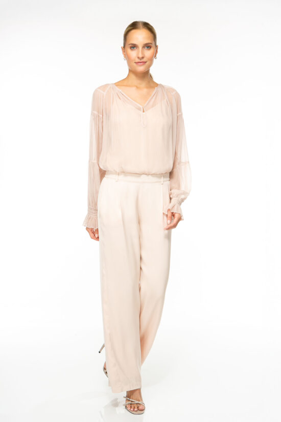 Produktbild: FANCY CRINKLE transparente Bluse in sand. Bild von vorne.