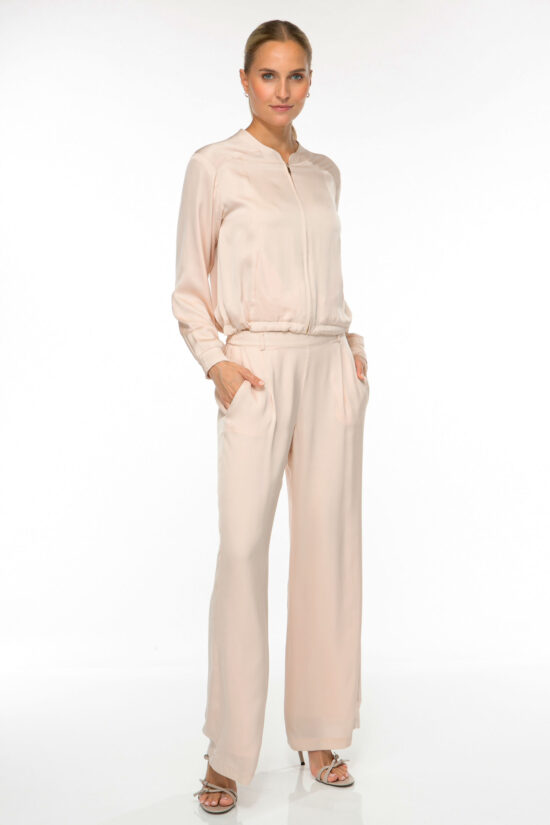 Produktbild: SOLID SILK Seidenblouson in sand. Bild von vorne.