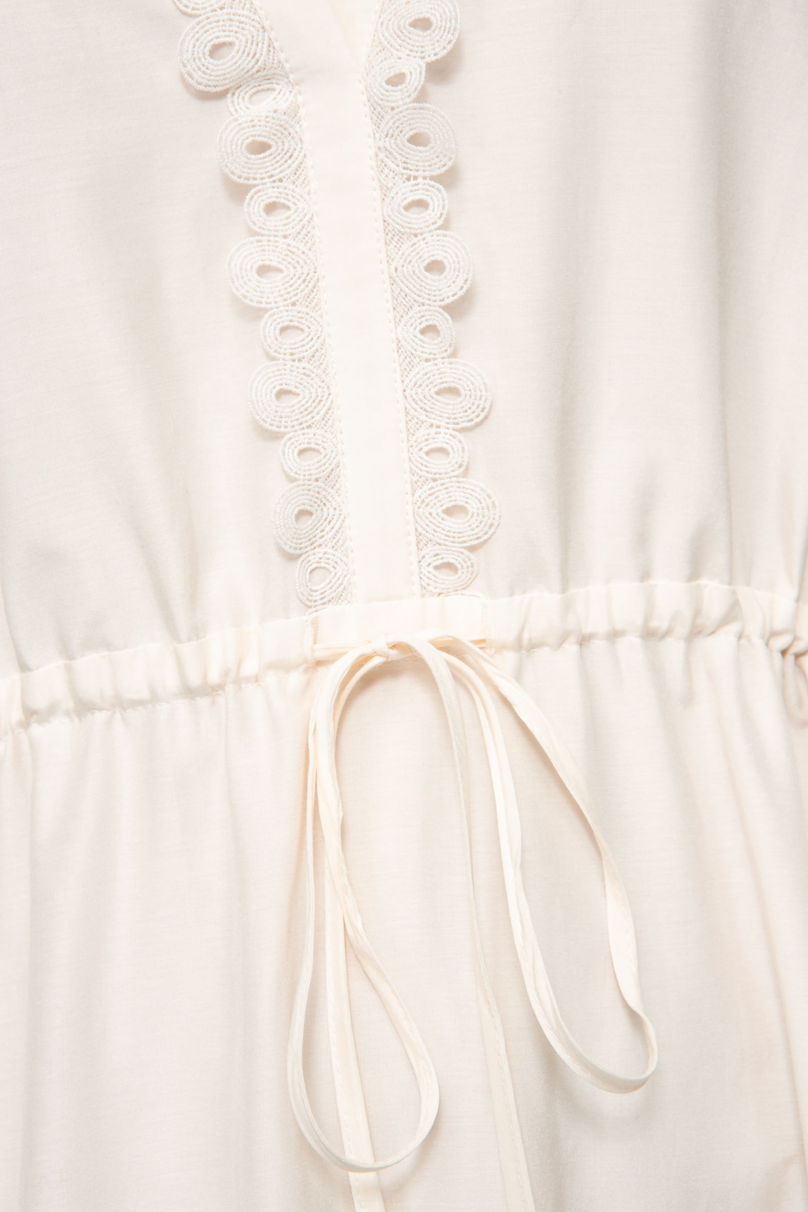M57_4483 Detailbild des Gürtels des COTTON SILK Midi Kleid in ivory.