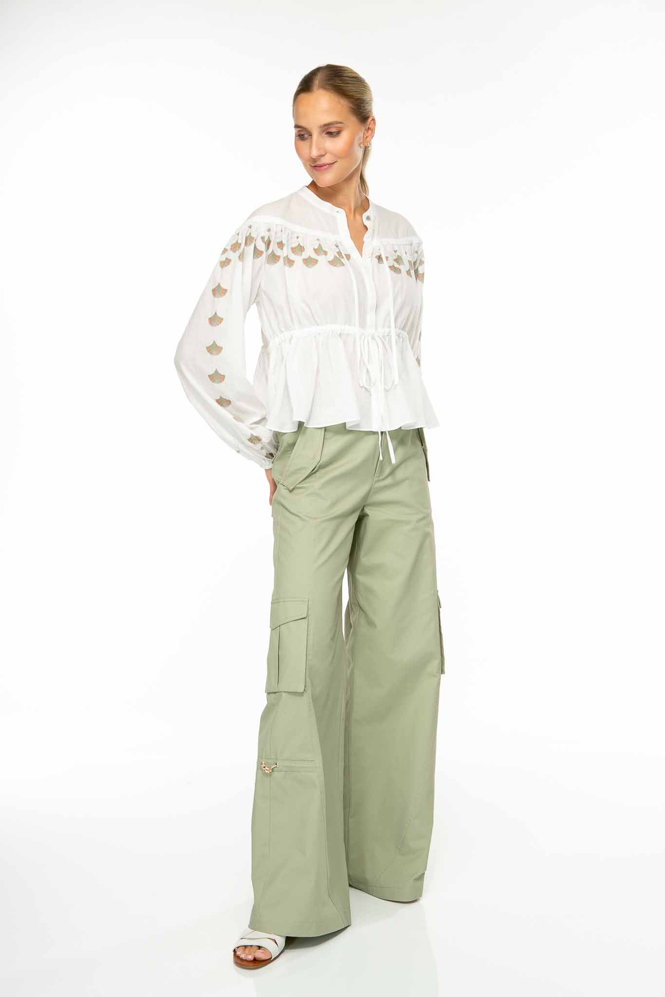 M62_4729-2 Produktbild: CARGO Hose mit aufgesetzten Taschen in khaki. Bild von vorne.