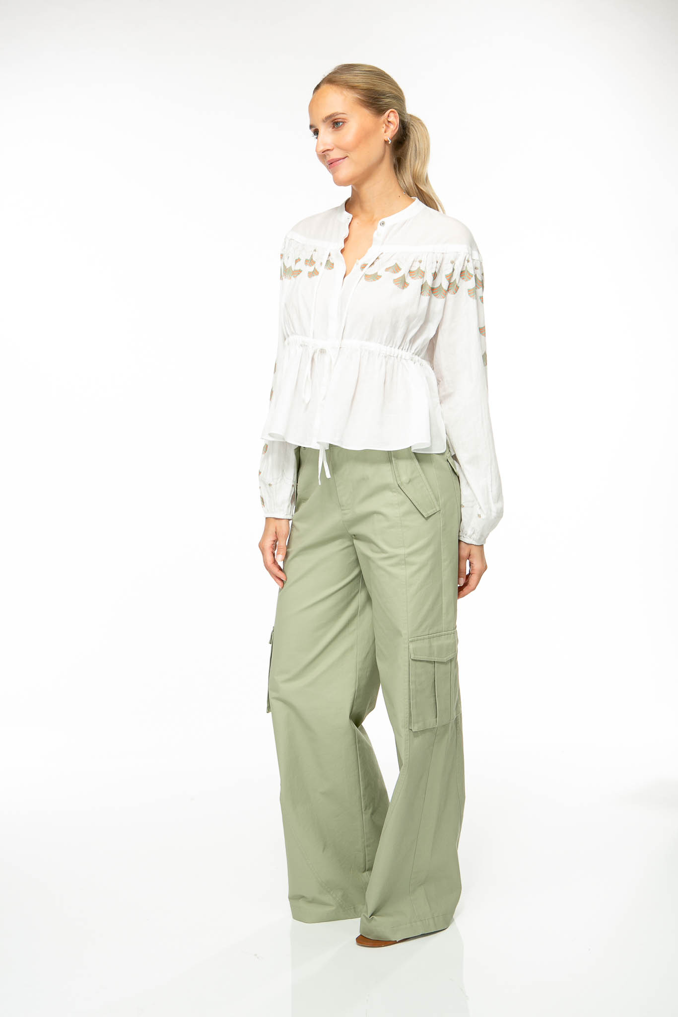 M62_4761 Produktbild: CARGO Hose mit aufgesetzten Taschen in khaki. Bild von der Seite.