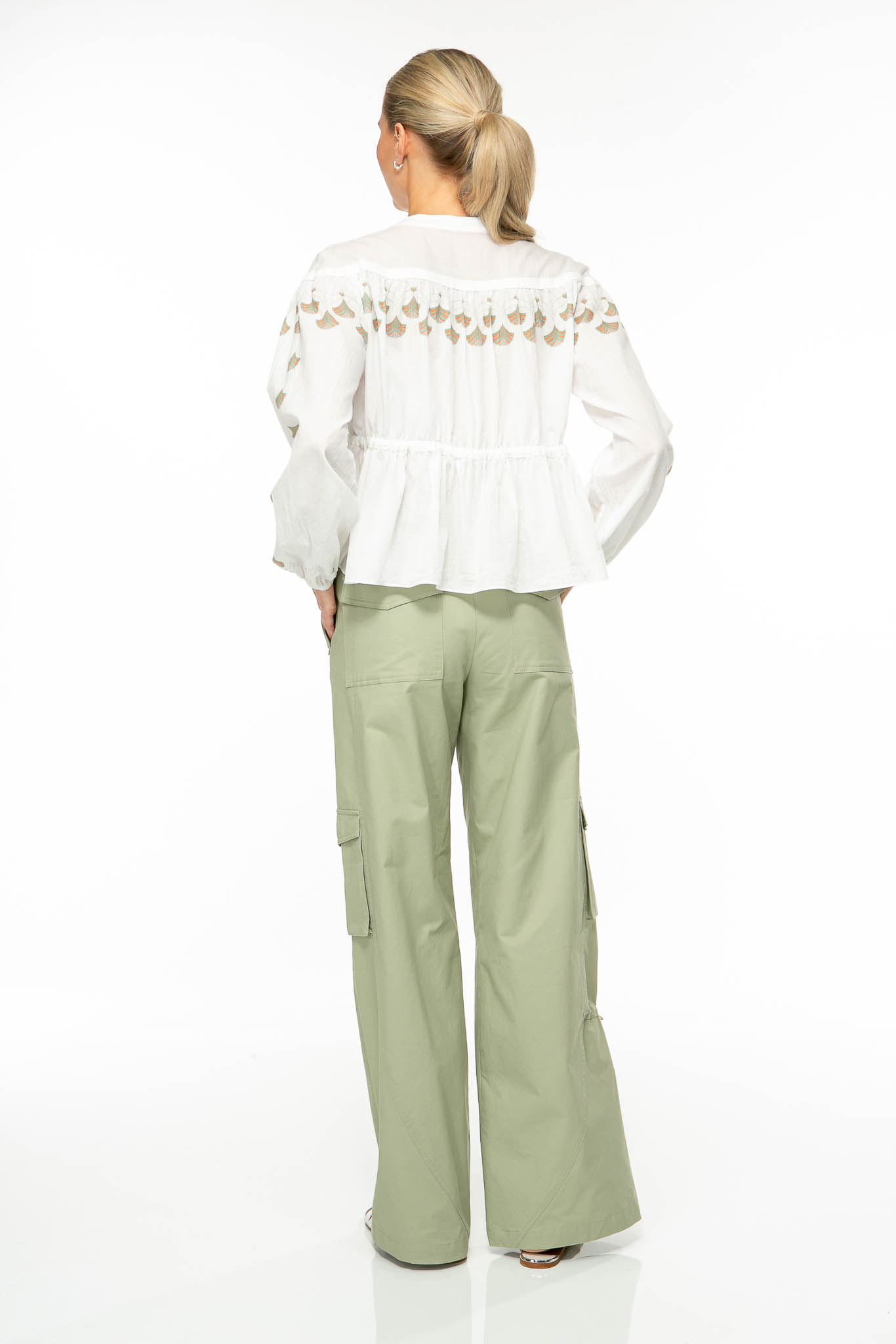M62_4783 Produktbild: CARGO Hose mit aufgesetzten Taschen in khaki. Bild von hinten.