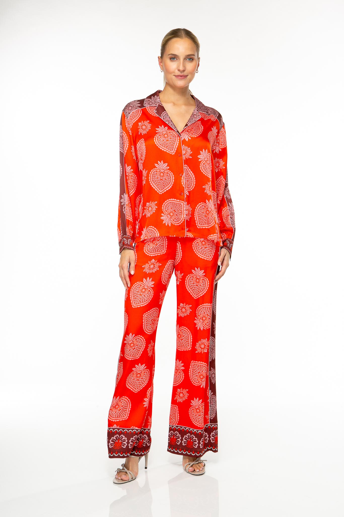 M64_4892 Produktbild: STRAWBERRY Kaftankleid mit Erdbeerprint auf rotem Hintergrund. Bild von vorne.