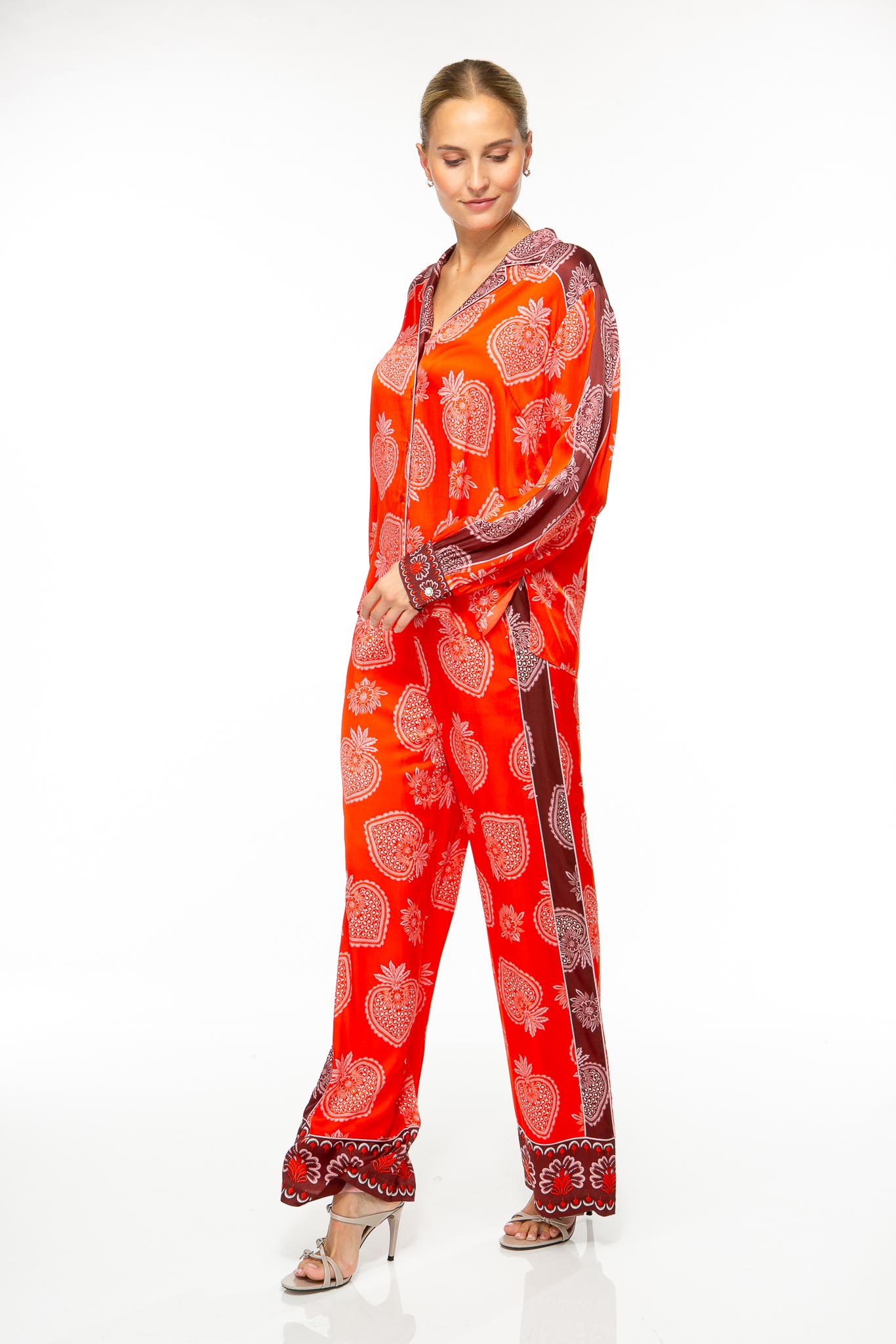 M64_4916 Produktbild: STRAWBERRY Kaftankleid mit Erdbeerprint auf rotem Hintergrund. Bild von der Seite.