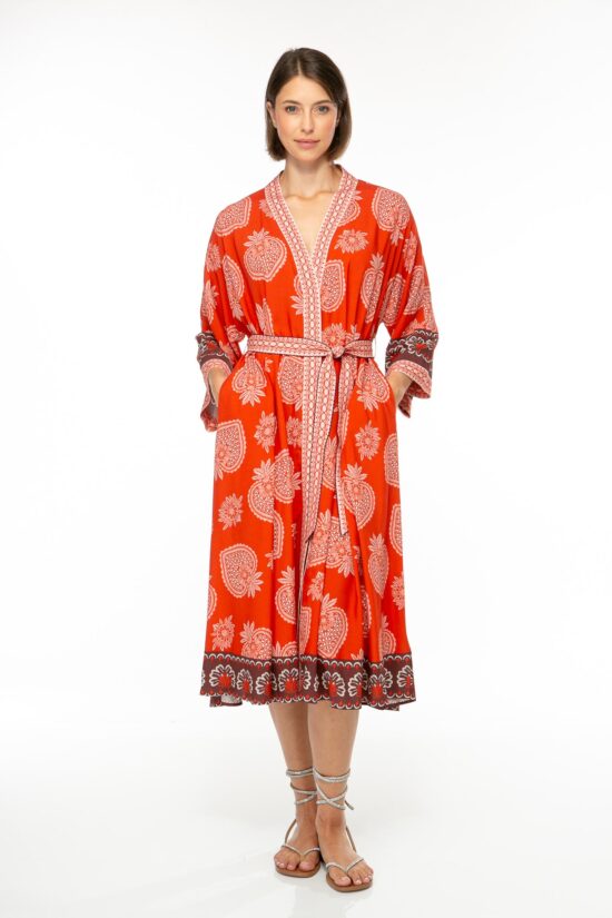 Produktbild: STRAWBERRY Kaftankleid mit Erdbeerprint auf rotem Hintergrund. Bild von vorne.