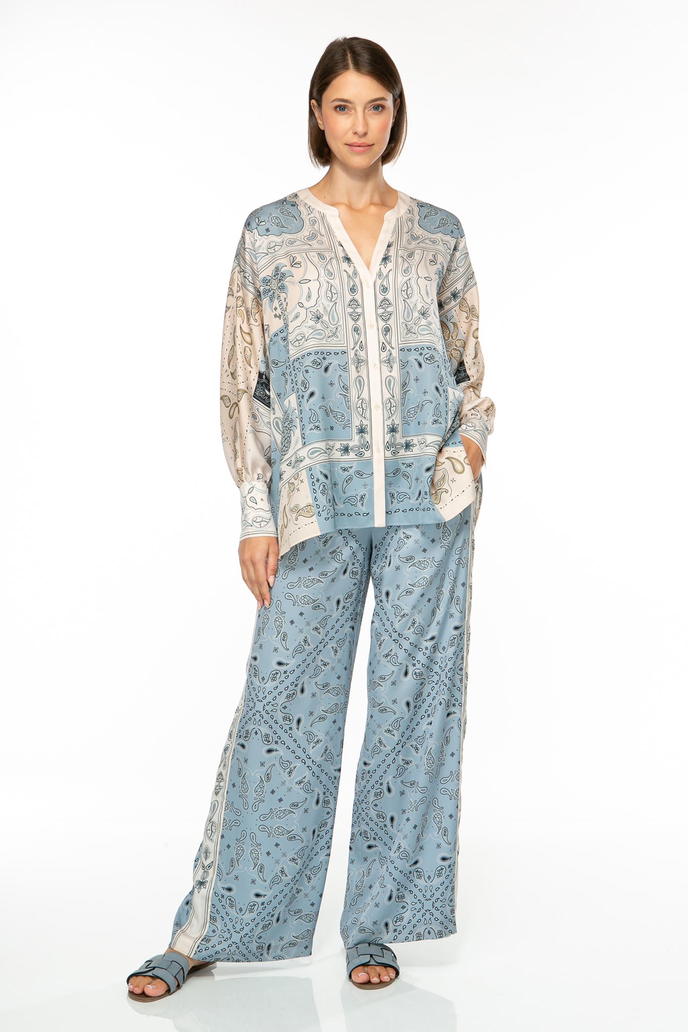 M74_5539 Produktbild: BANDANA PATCH Tunika mit Paisleyprint bleue. Bild von vorne.