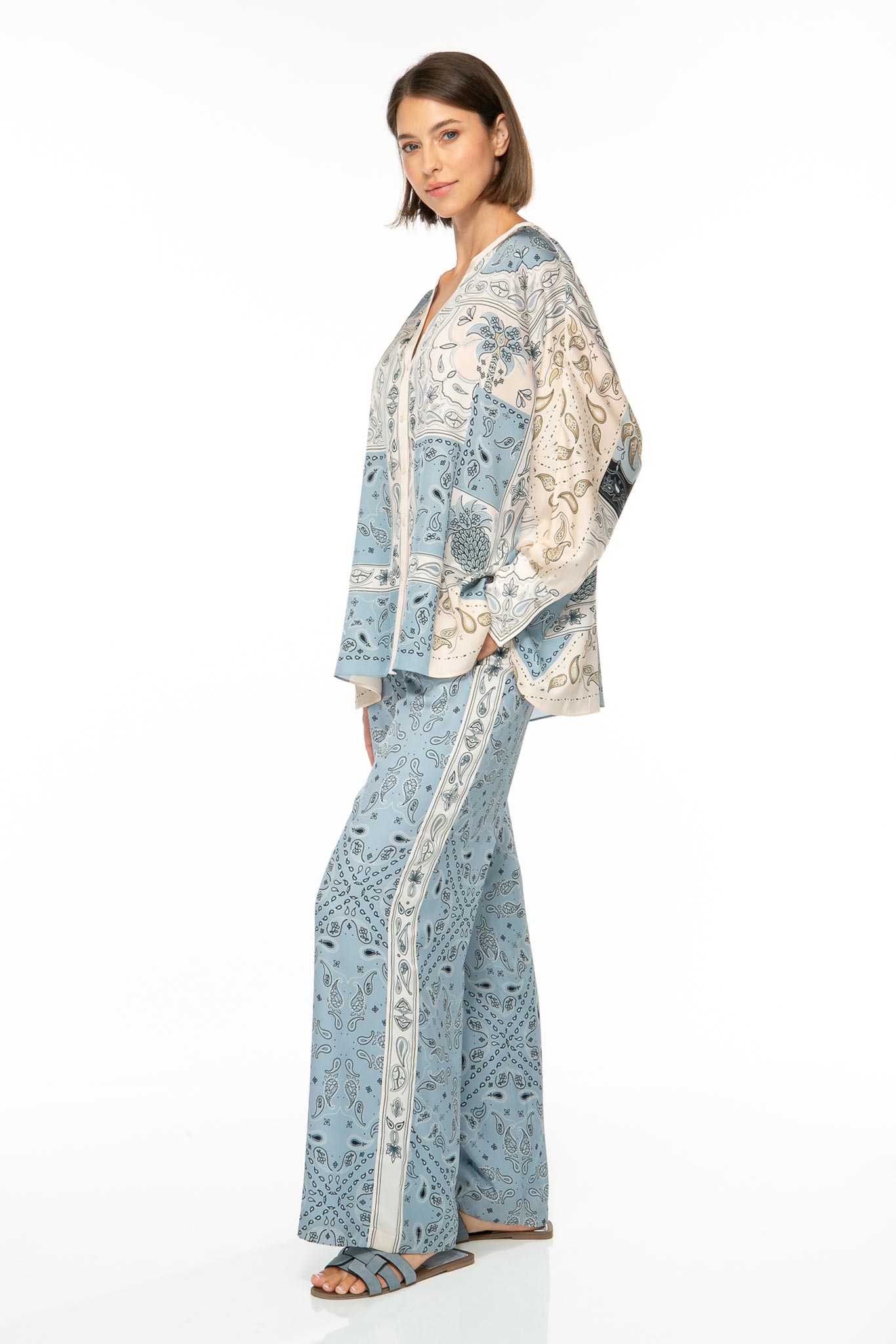 M74_5555 Produktbild: BANDANA PATCH Tunika mit Paisleyprint bleue. Bild von der Seite.