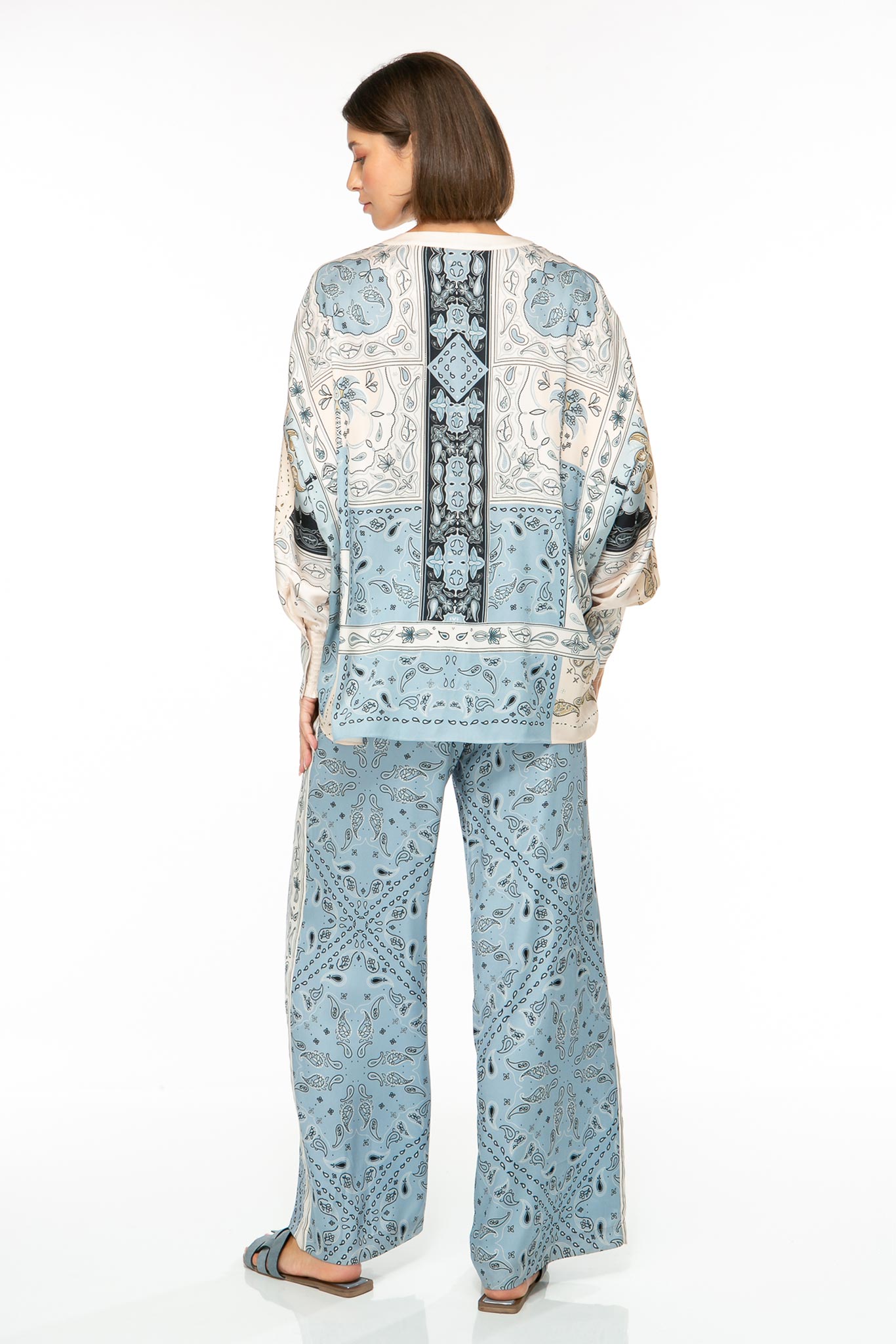 M74_5575 Produktbild: BANDANA PATCH Tunika mit Paisleyprint bleue. Bild von hinten.