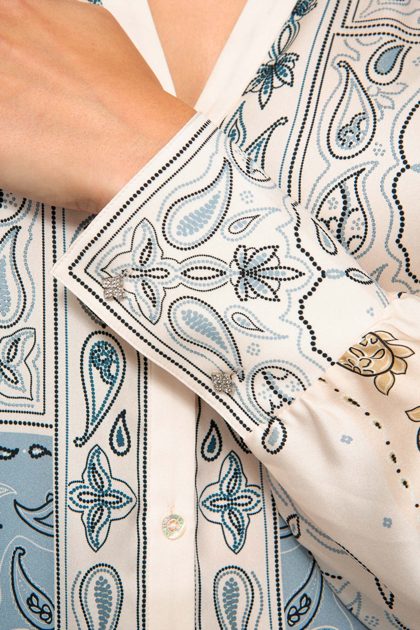 M74_5578 Detailbild des Ärmels der BANDANA PATCH Tunika mit Paisleyprint in bleue.