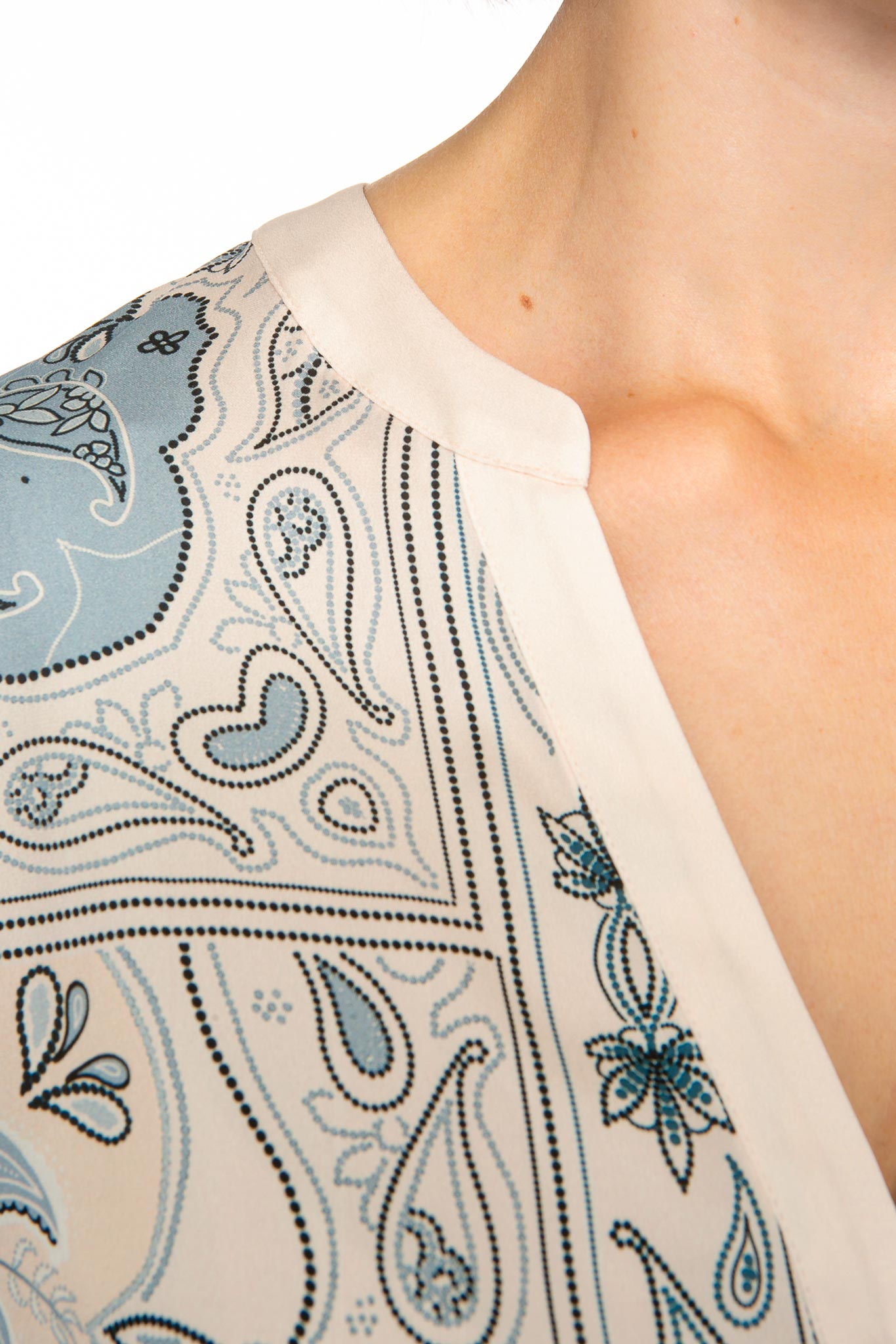 M74_5582 Detailbild des Kragens der BANDANA PATCH Tunika mit Paisleyprint in bleue.