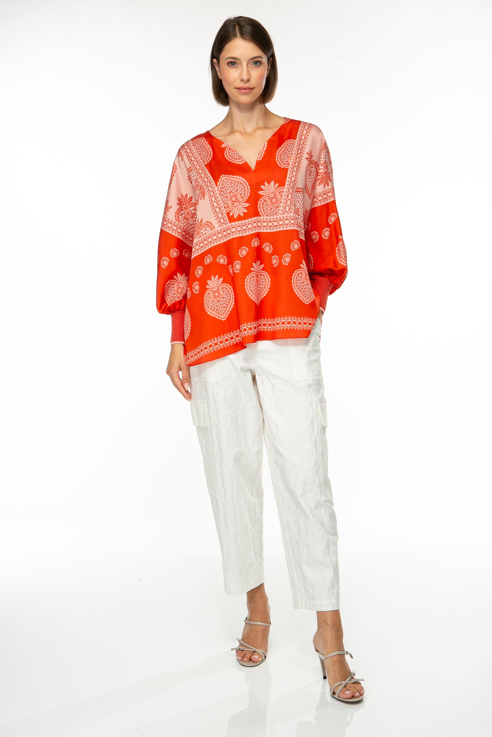 M85_6300 Produktbild: STRAWBERRY Tunika mit Erdbeerprint auf rotem Hintergrund. Bild von vorne.