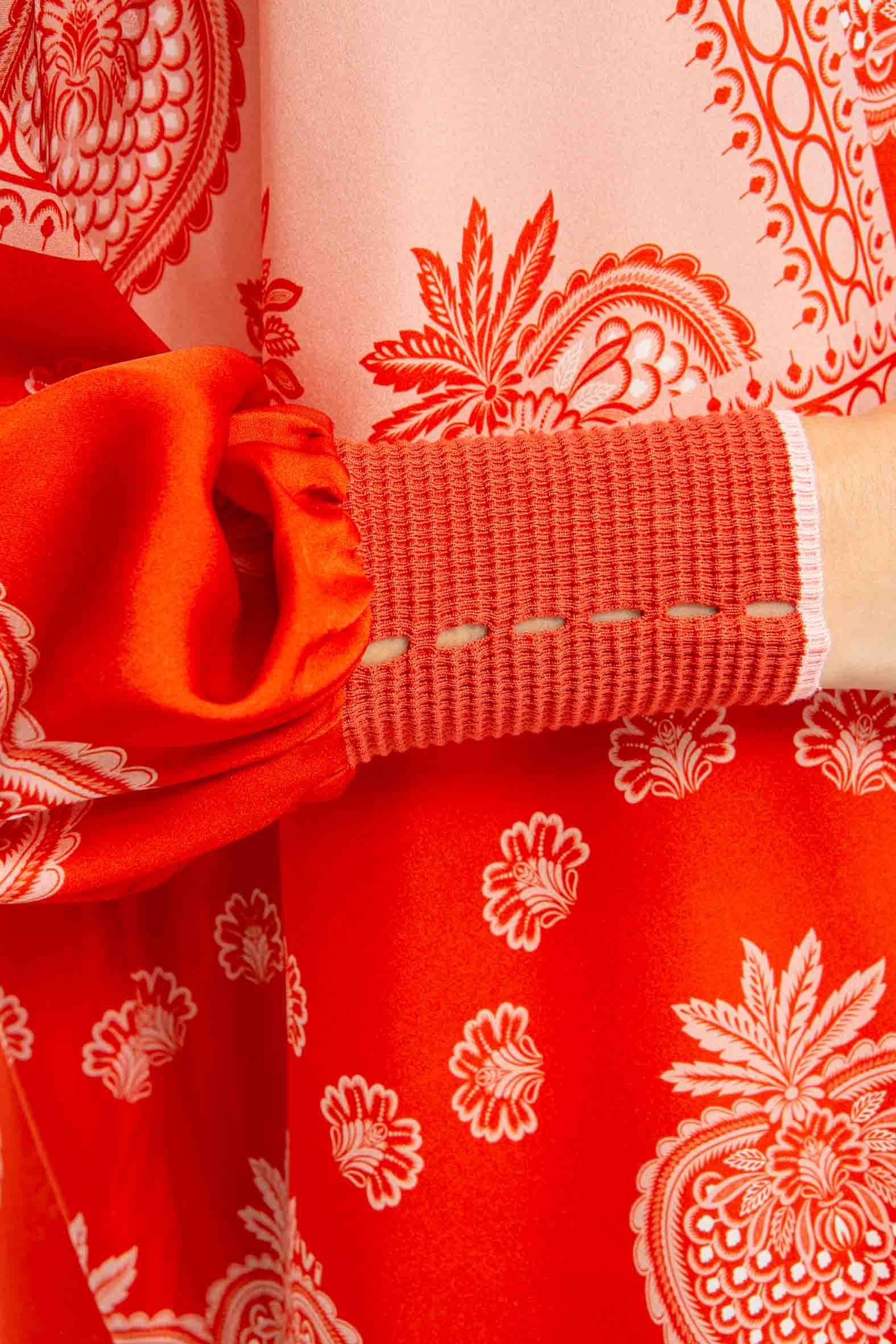 M85_6341 Detailbild des Strickbündchens am Ärmel der STRAWBERRY Tunika.