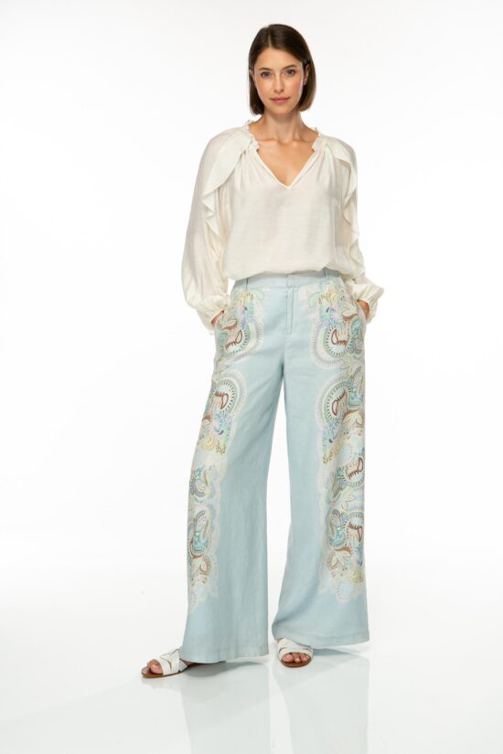 Produktbild: EMBELLISHED LACE Leinenhose mit floralem Print auf hellblauen Hintergrund. Bild von vorne.