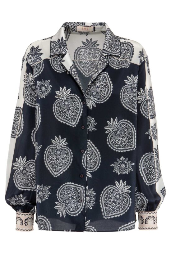 Produktbild: STRAWBERRY BLUE Seidenbluse mit Erdbeerprint in blau.