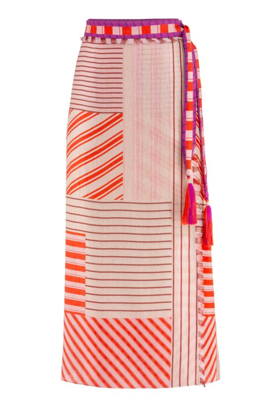 Produktbild: STRIPED BAMBOO Wickelrock mit rotem Streifenprint auf beigenen Hintergrund.
