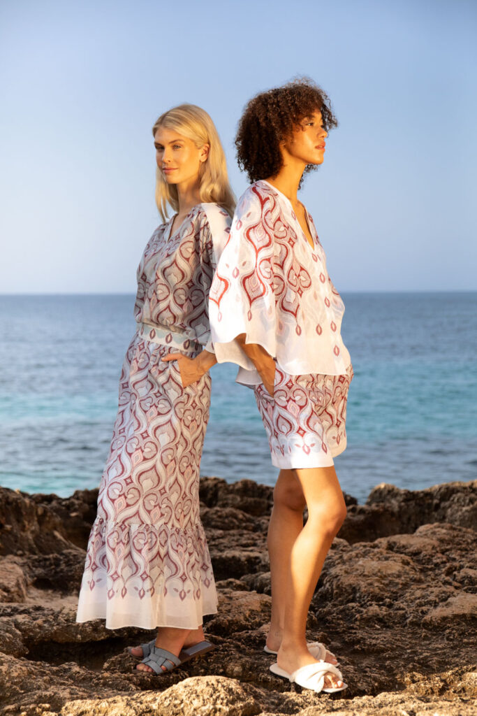 Imagebild: Models stehen vor Meer und tragen FRESCO Leinenbluse und Leinenshorts und Baumwollbluse mit Baumwollrock.