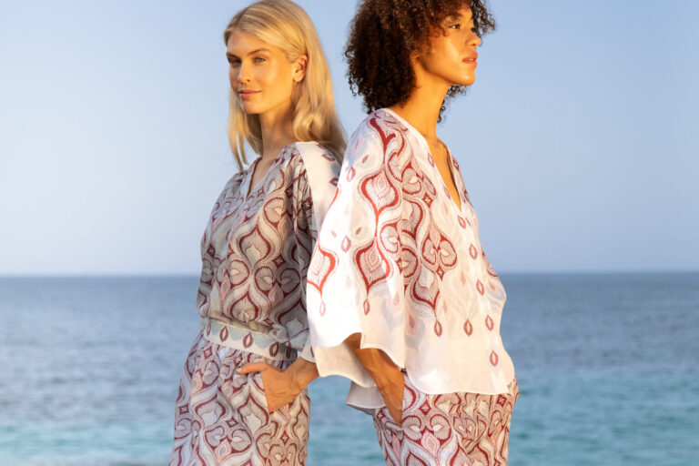 Imagebild: Models stehen vor Meer. Das eine Model trägt FRESCO Baumwollbluse und Baumwollrock und das andere Model trägt FRESCO Leinenbluse und Leinenshorts