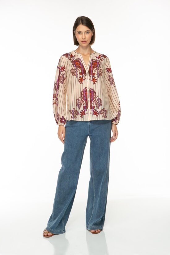 Produktbild: BAMBOO PAISLEY Baumwollbluse mit rotem Paisley-Print auf gestreiftem beigenen Hintergrund. Bild von vorne.