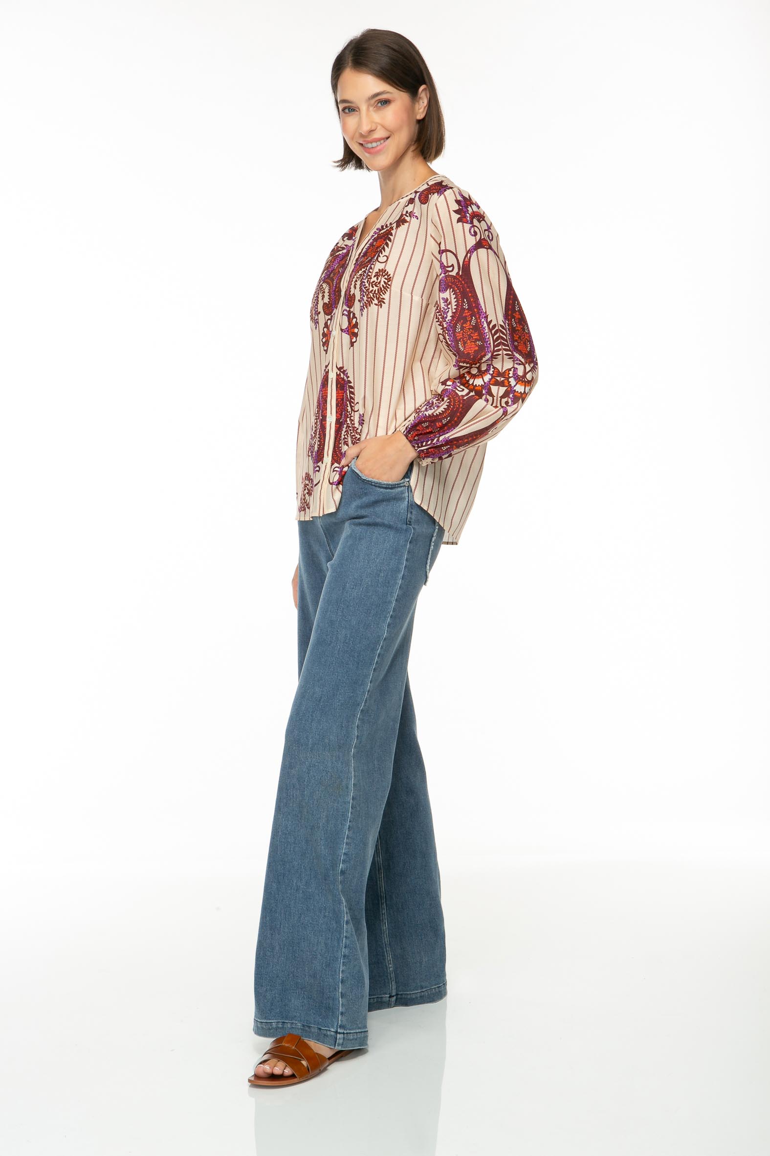M33_2729 Produktbild: BAMBOO PAISLEY Baumwollbluse mit rotem Paisley-Print auf gestreiftem beigenen Hintergrund. Bild von der Seite.