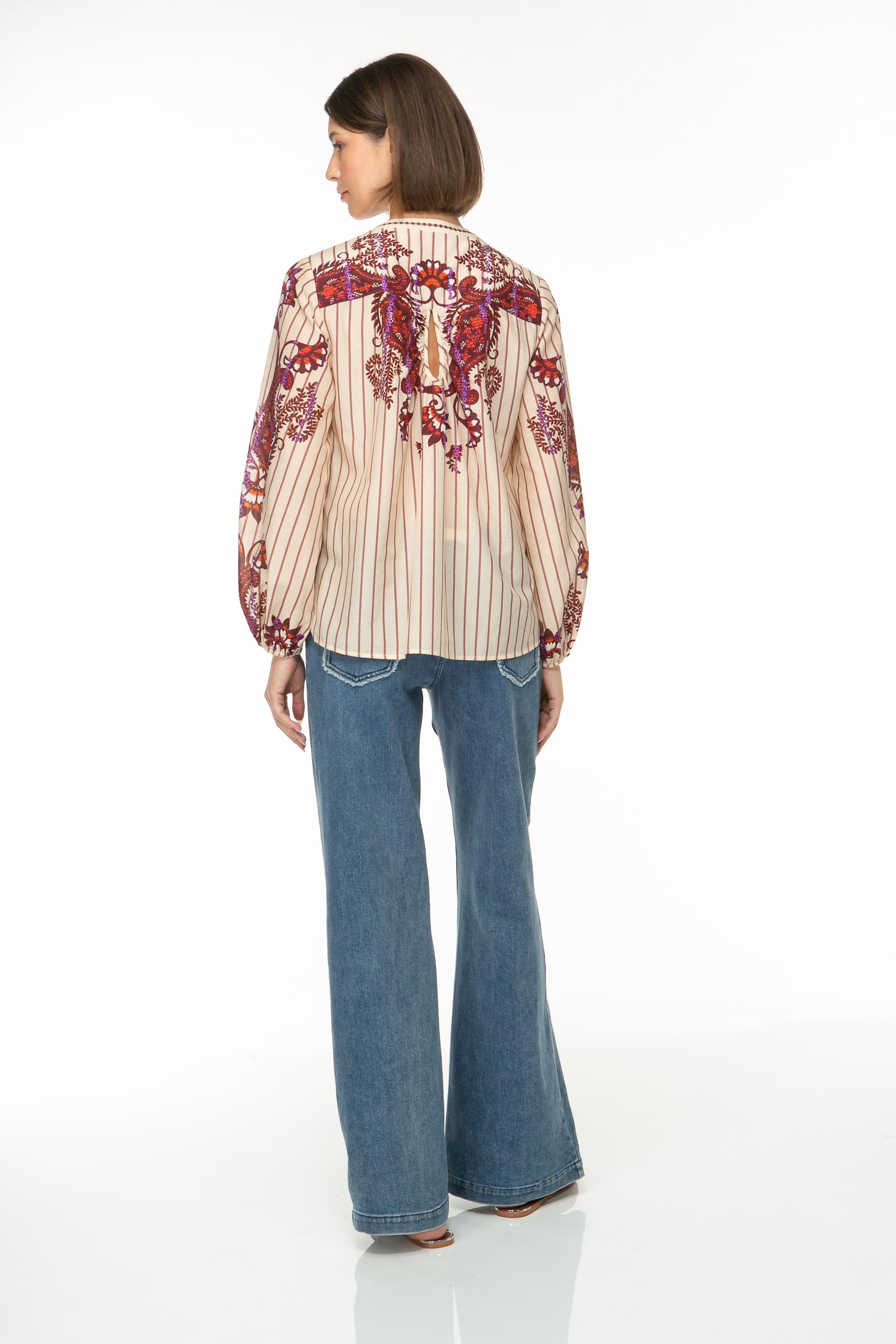 M33_2740 Produktbild: BAMBOO PAISLEY Baumwollbluse mit rotem Paisley-Print auf gestreiftem beigenen Hintergrund. Bild von hinten.