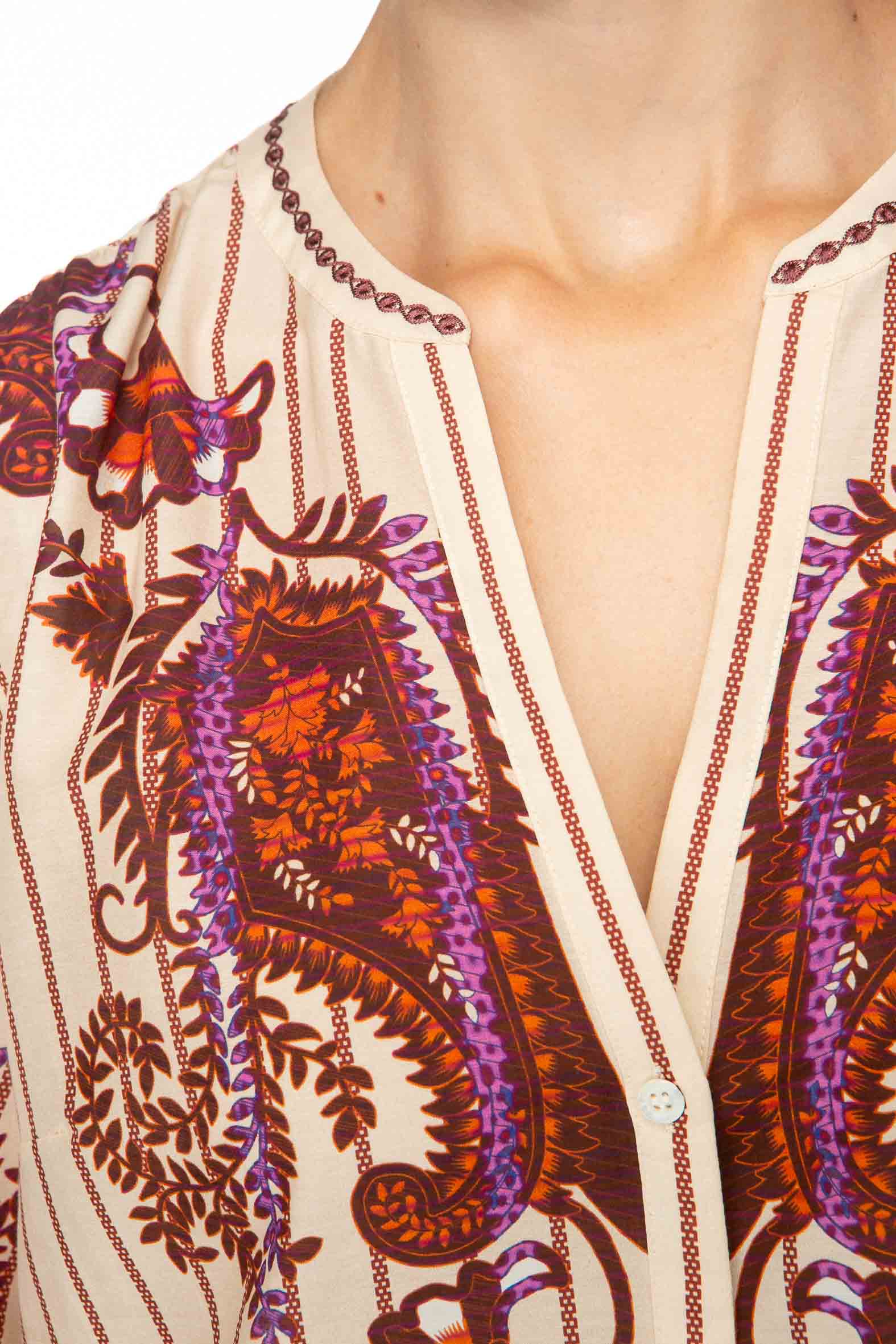 M33_2749 Detailbild des Kragens der BAMBOO PAISLEY Baumwollbluse.