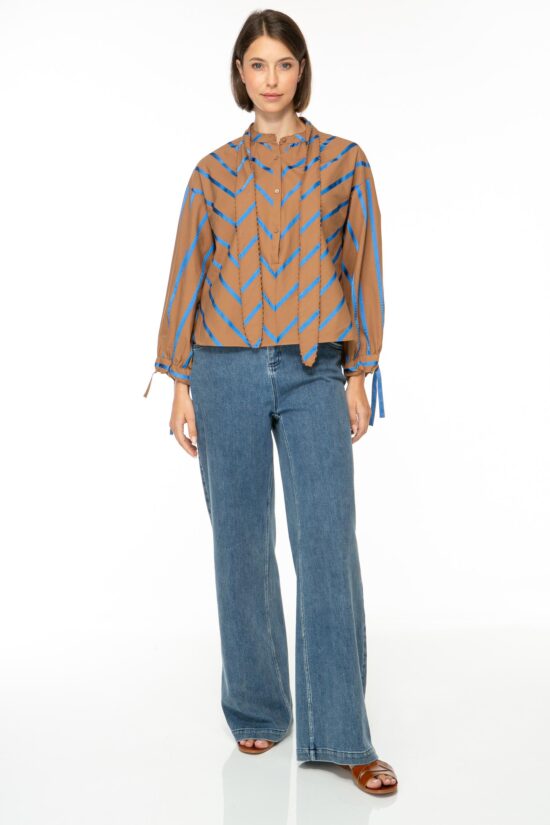 Produktbild: ROYAL STRIPE Baumwollbluse mit blauen Streifen auf dunkelbraunem Hintergrund. Bild von vorne.