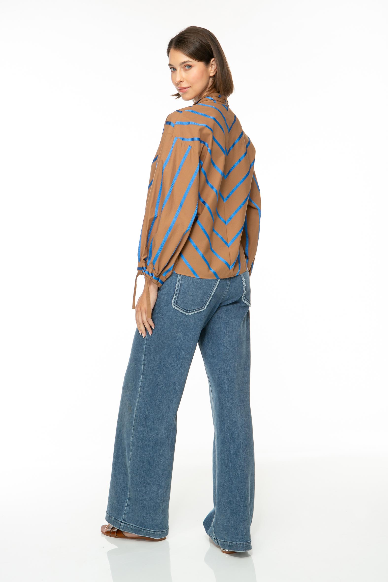 M35_2906 Produktbild: ROYAL STRIPE Baumwollbluse mit blauen Streifen auf dunkelbraunem Hintergrund.