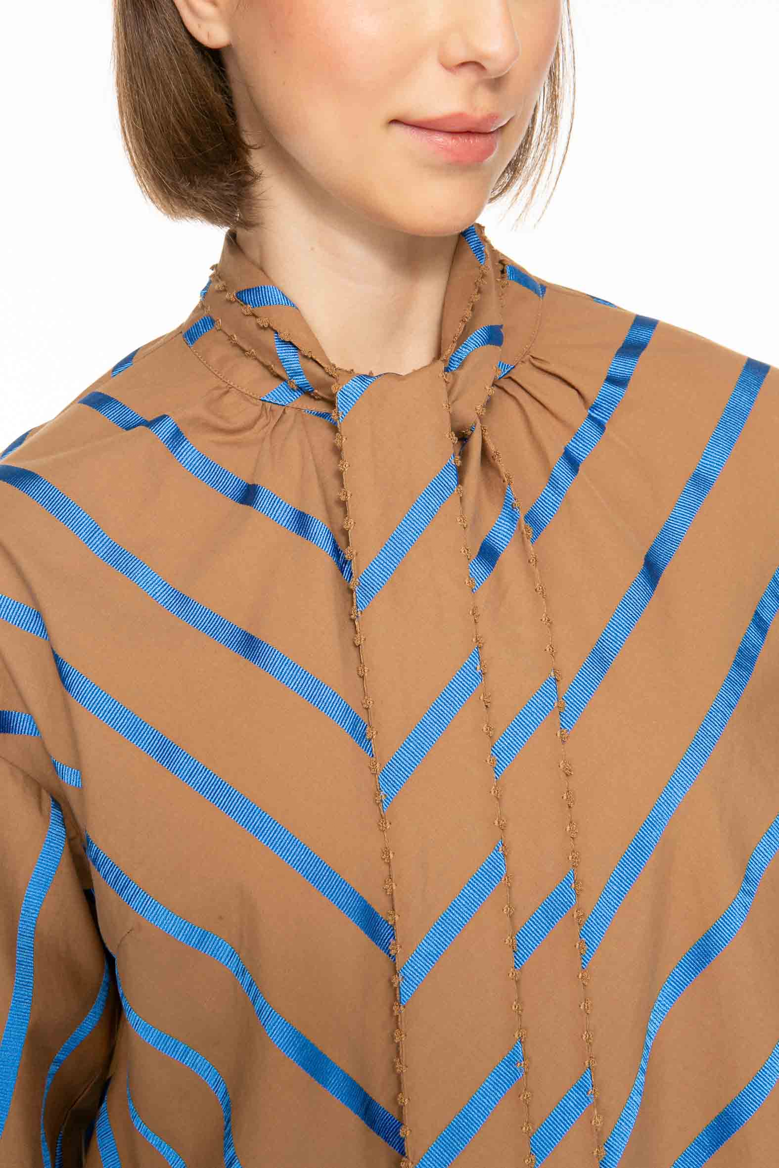 M35_2914 Detailbild des Kragens mit Schluppe unserer ROYAL STRIPES Baumwollbluse