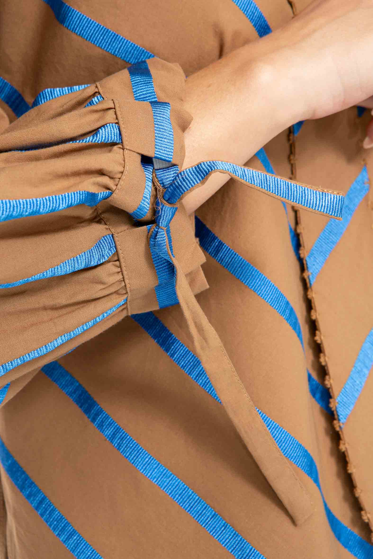 M35_2918 Detailbild des Ärmels unserer ROYAL STRIPES Baumwollbluse