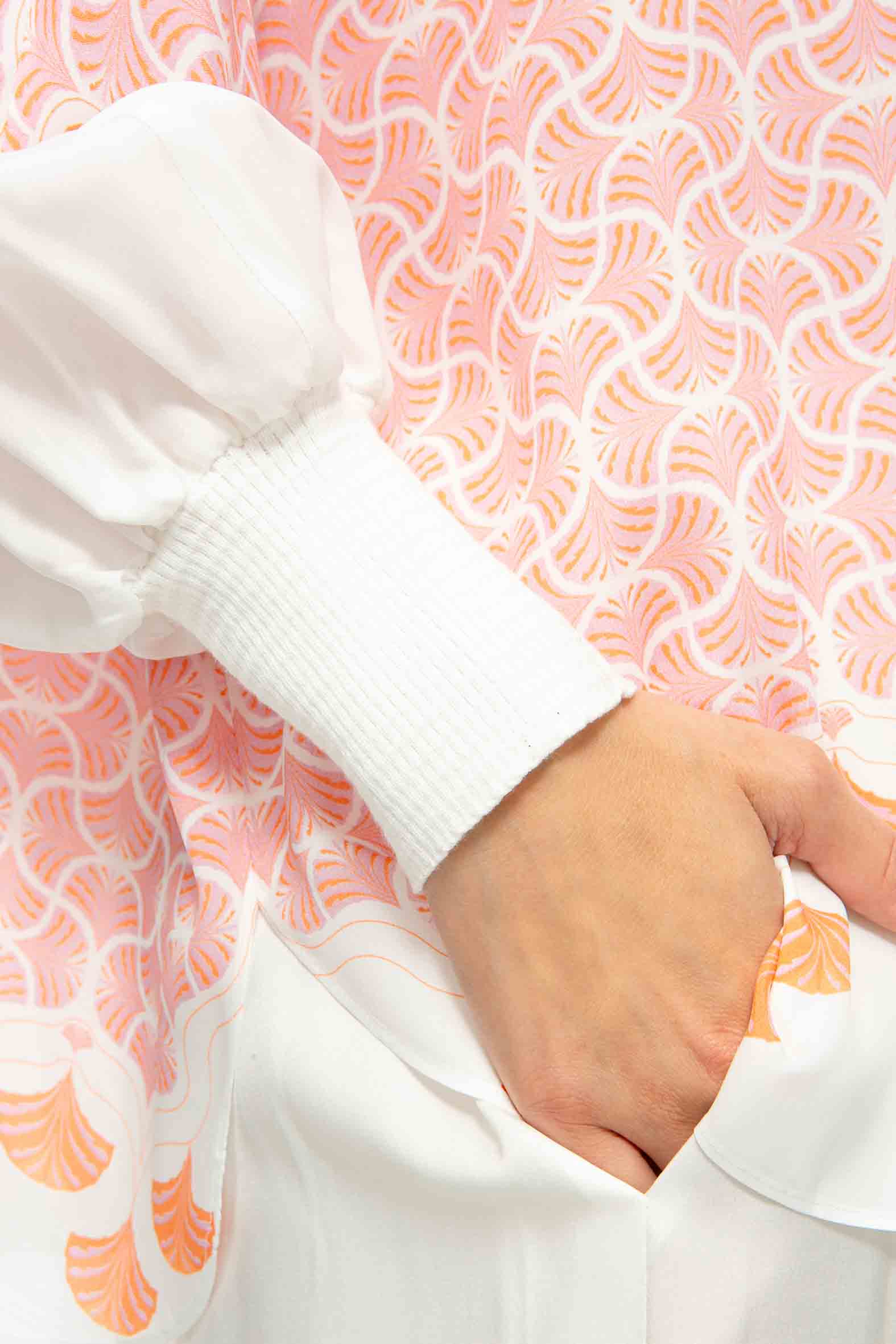M38_3237 Detailbild des Strickbündchens am Arm der ABANICO Tunika.