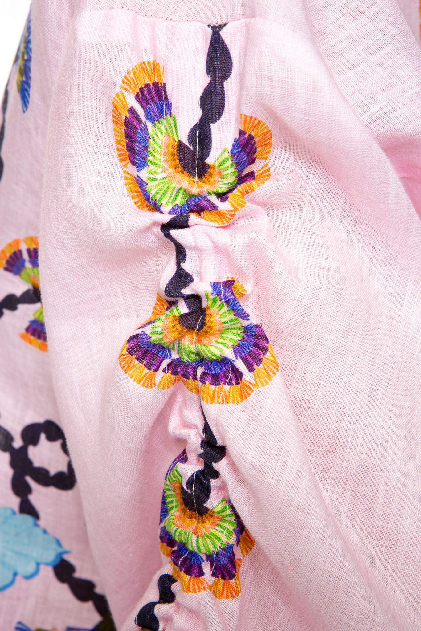 M44_3736 Detailbild des Ärmels mit verstellbaren Raffungen unserer FOLDED FLOWERS Leinenbluse.