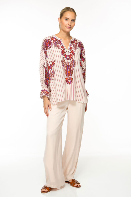 Produktbild: BAMBOO PAISLEY Tunika mit rotem Paisley-Print auf gestreiftem beigenen Hintergrund. Bild von vorne.