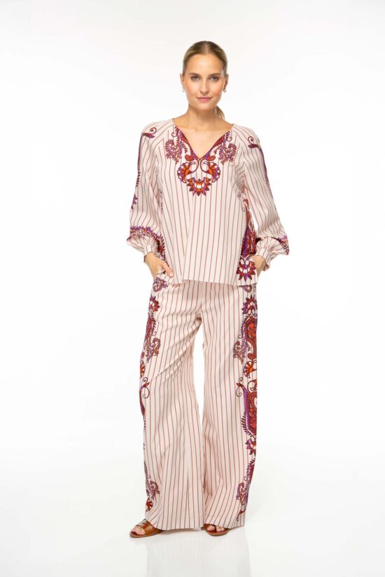 Produktbild: BAMBOO PAISLEY Seidenbluse mit rotem Paisley-Print auf gestreiftem beigenen Hintergrund. Bild von vorne.