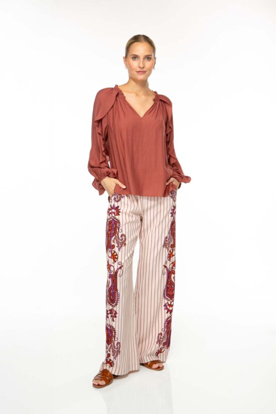 Produktbild: BAMBOO PAISLEY Seidenhose mit roten Paisley details auf gestreiftem Hintergrund. Bild von vorne.